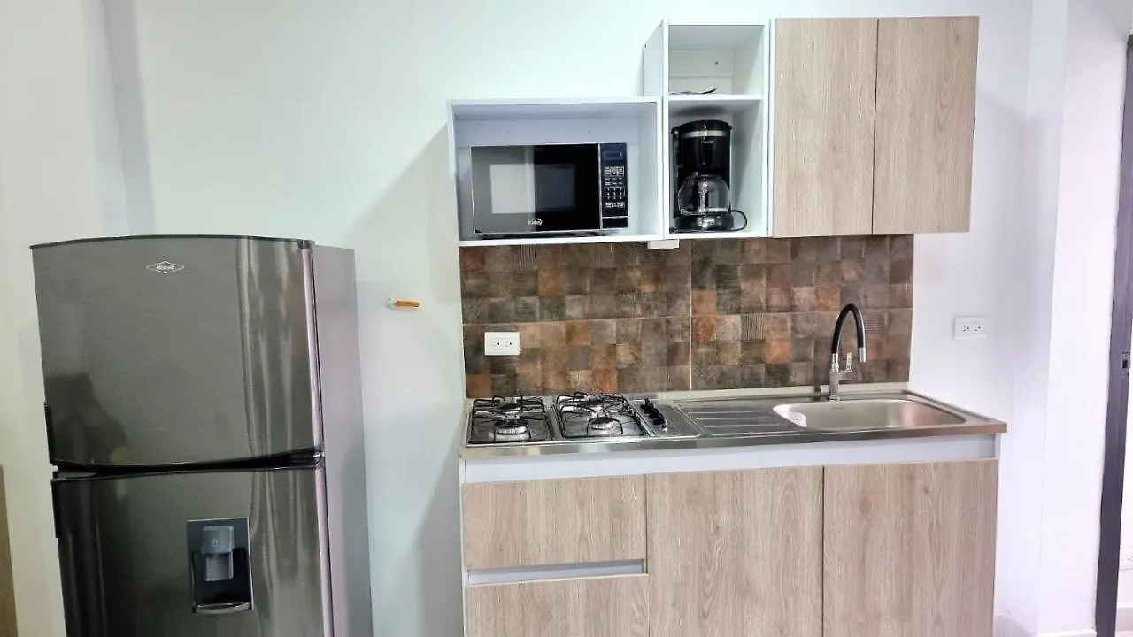Apartamentos, Colores Del Estadio - Laureles. メデジン アパート