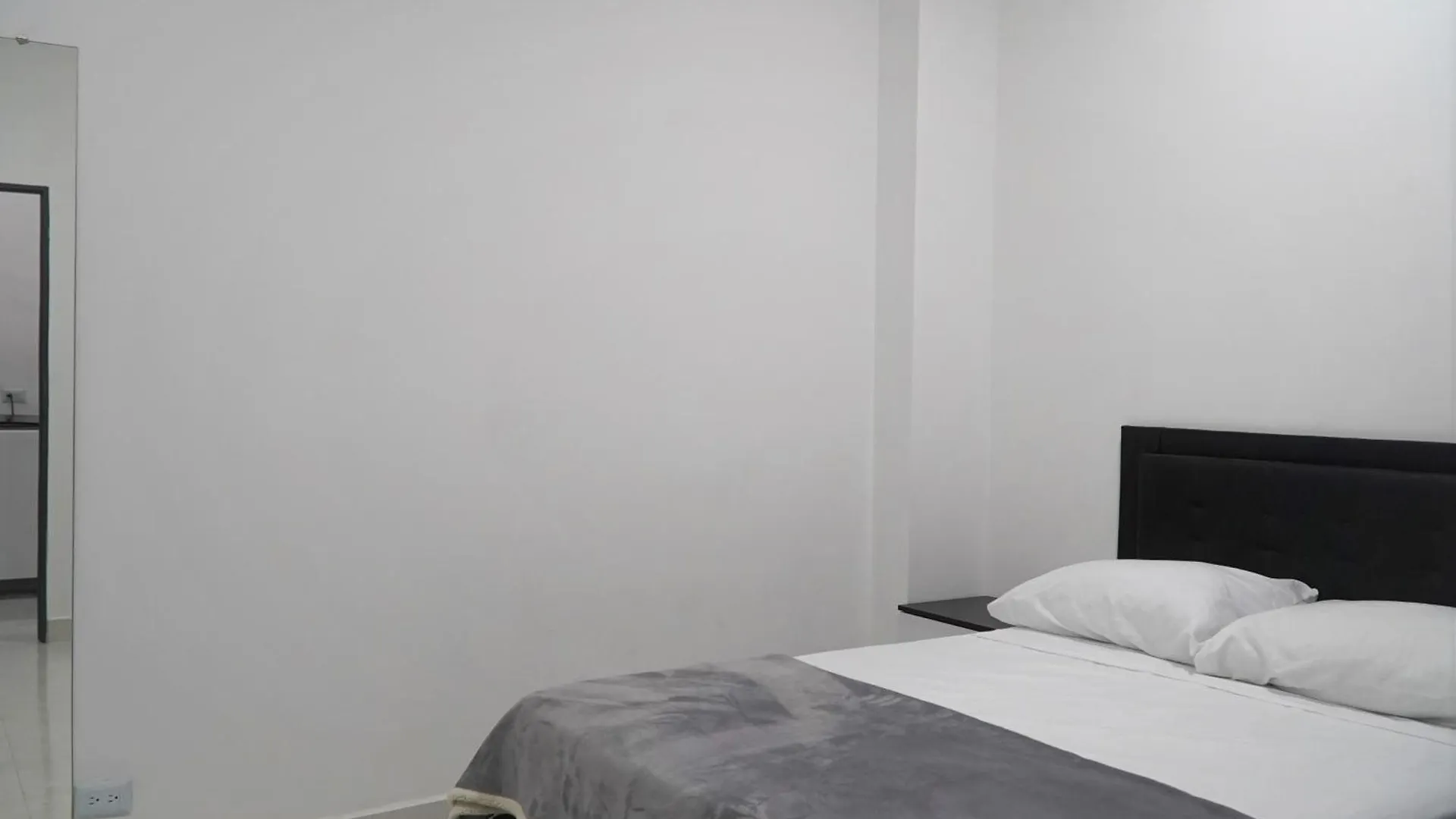Apartamentos, Colores Del Estadio - Laureles. メデジン アパート