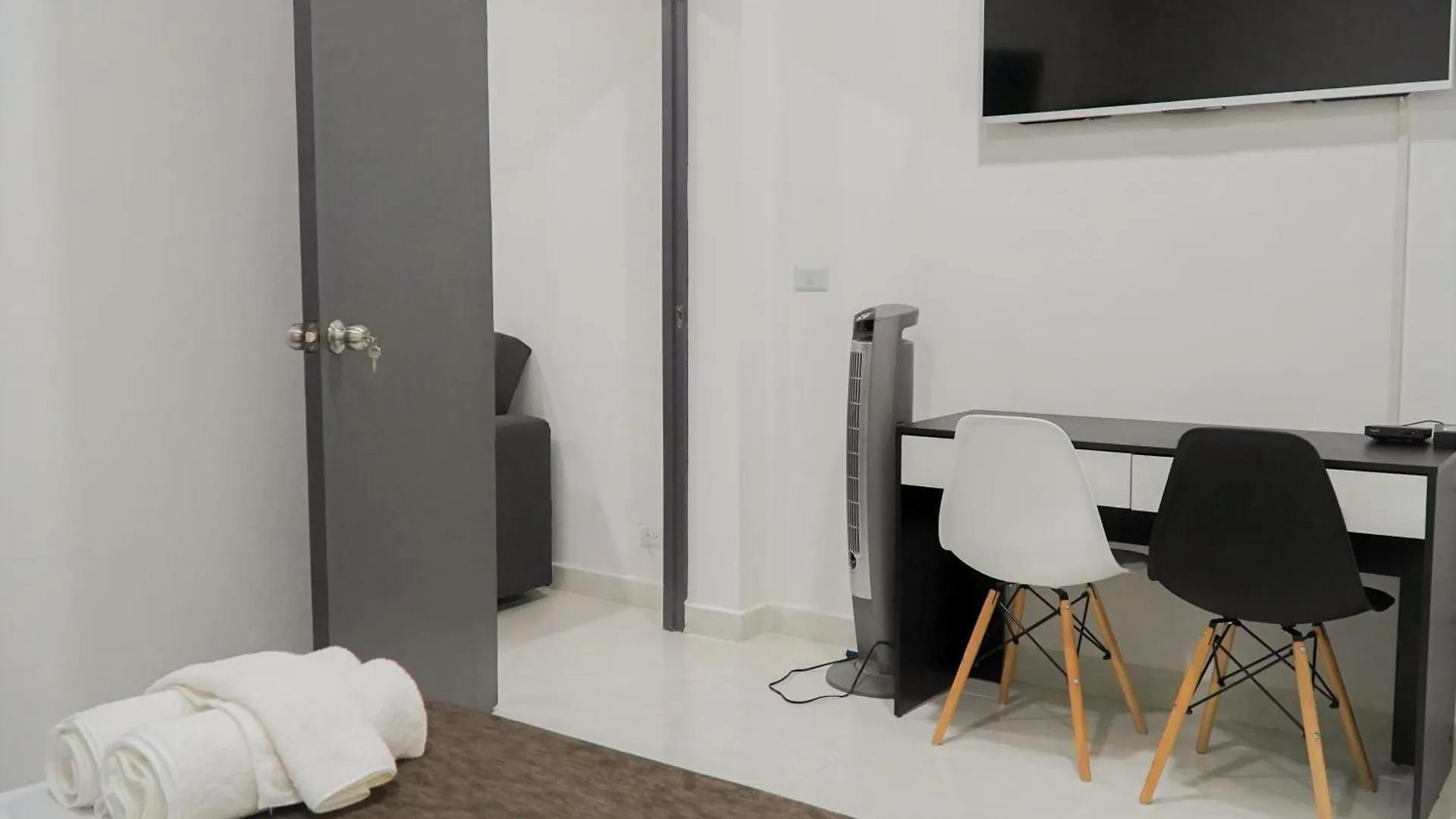 Apartamentos, Colores Del Estadio - Laureles. メデジン アパート